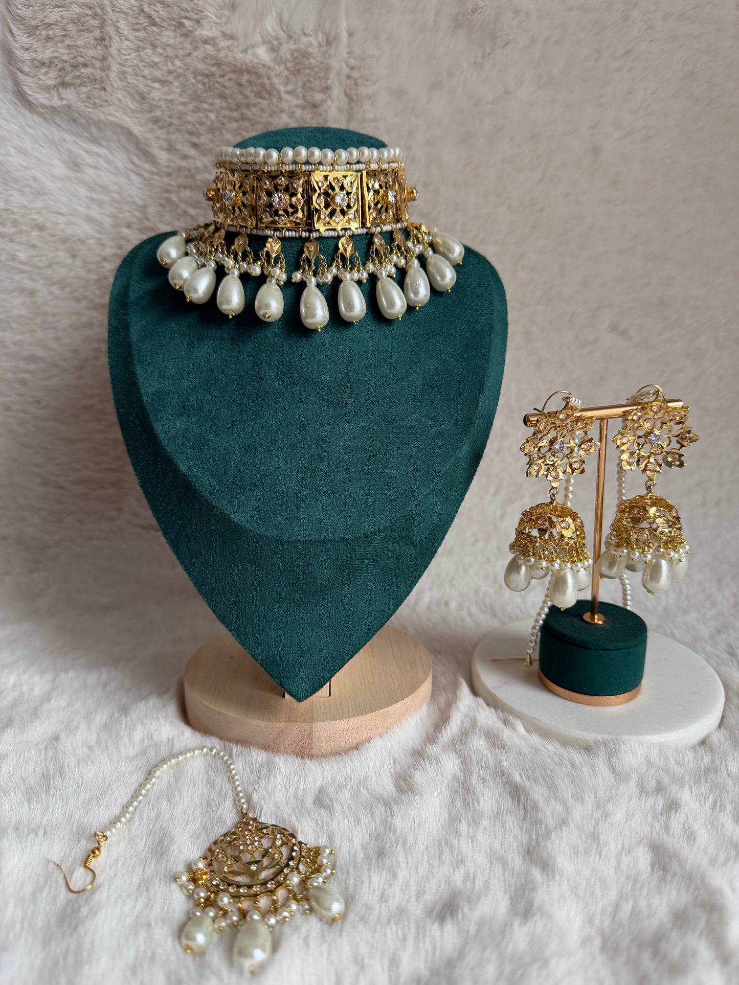 Noor-e-Zar Gullaband